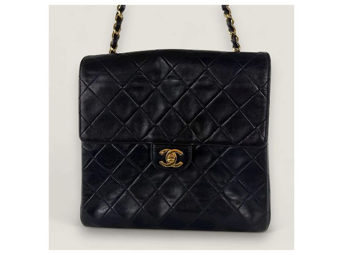 Timeless Chanel Vintage Matelassé Schultertasche aus Lammleder - Ansicht 17