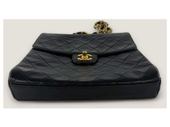 Timeless Chanel Vintage Matelassé Schultertasche aus Lammleder - Ansicht 19