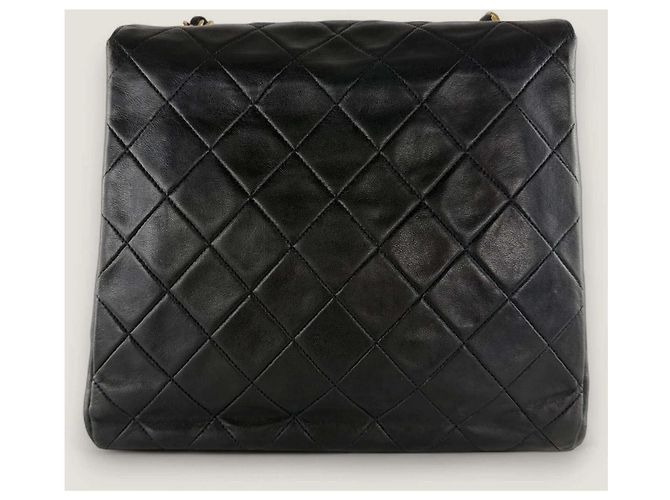 Timeless Chanel Vintage Matelassé Schultertasche aus Lammleder - Ansicht 3