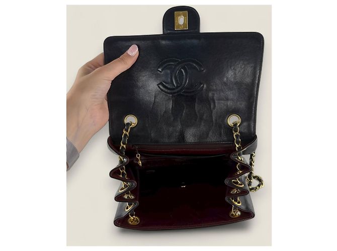 Timeless Chanel Vintage Matelassé Schultertasche aus Lammleder - Ansicht 5