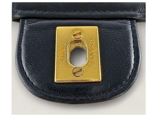 Timeless Chanel Vintage Matelassé Schultertasche aus Lammleder - Ansicht 8