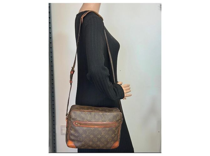 Borse a spalla Louis Vuitton in pelle marrone 259 - vista 11