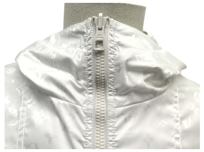 LOUIS VUITTON REVERSIBLE MONOGRAM WINDJACKET 46 S STAPLES White - view 3