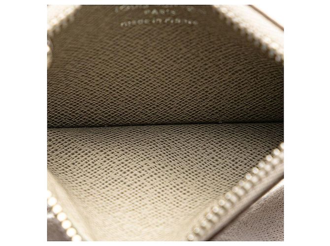 Pochette Cles de Cuero Taiga de Louis Vuitton Castaño Beige - vista 8