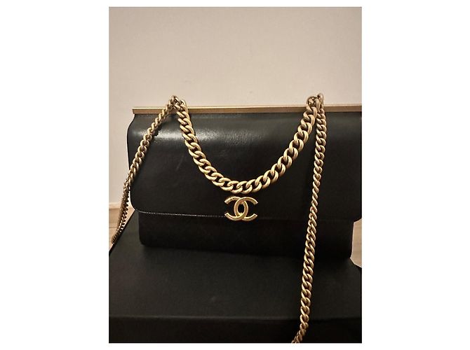 Borsa Chanel in pelle liscia nera con chiusura CC dorata Nero - vista 3