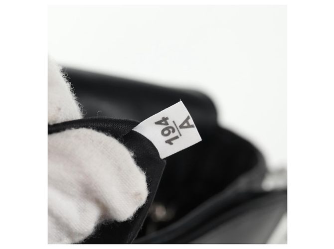 Miu Miu Ketten-Schultertasche aus Leder Schwarz Silber Auth 138395V - Ansicht 10