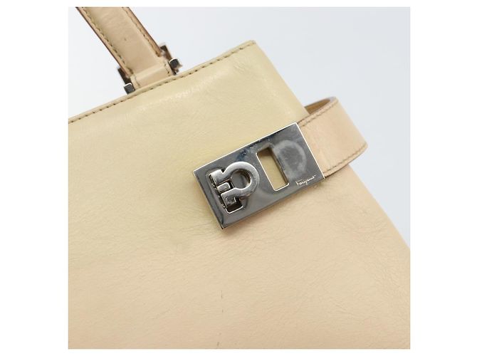Borsa a mano Gancini in pelle beige e argento di Salvatore Ferragamo Auth hk2982 - vista 14