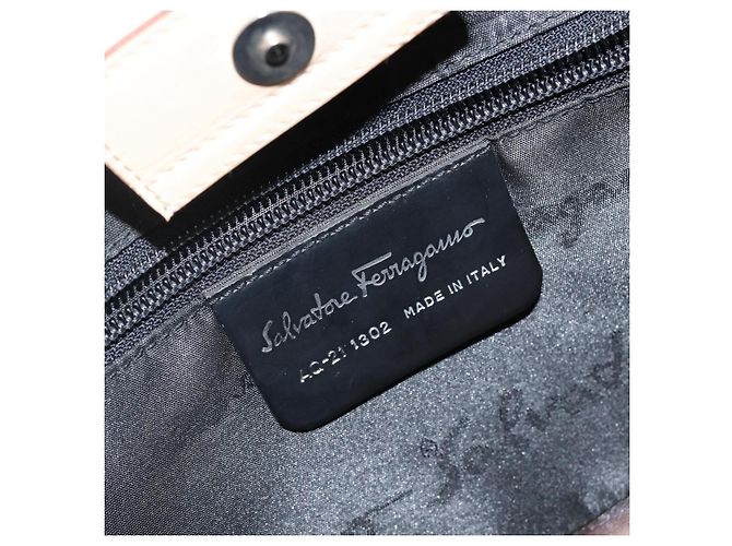 Borsa a mano Gancini in pelle beige e argento di Salvatore Ferragamo Auth hk2982 - vista 15