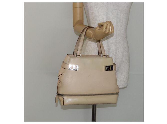 Borsa a mano Gancini in pelle beige e argento di Salvatore Ferragamo Auth hk2982 - vista 21