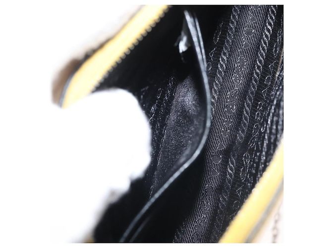 Saffiano Borsa a Spalla PRADA in Pelle Safiano Gialla Argento Auth 142941 Giallo - vista 21