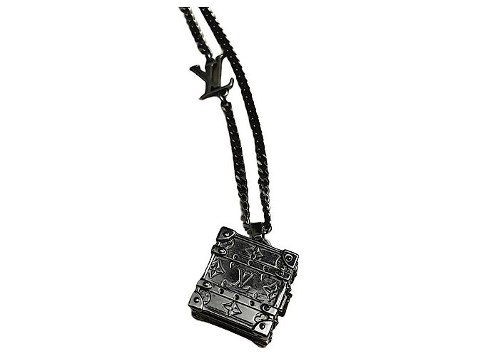 Collana Louis Vuitton LV Charm Monogram Pillcase Argento Silver hardware - vista 2