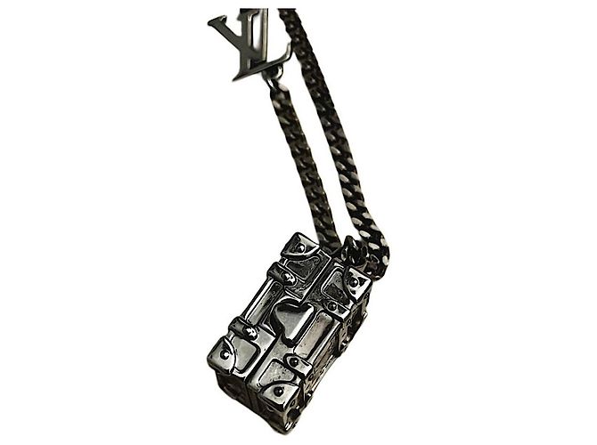 Collana Louis Vuitton LV Charm Monogram Pillcase Argento Silver hardware - vista 4