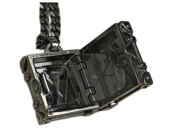 Collana Louis Vuitton LV Charm Monogram Pillcase Argento Silver hardware - vista 8