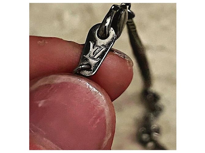 Collana Louis Vuitton LV Charm Monogram Pillcase Argento Silver hardware - vista 9