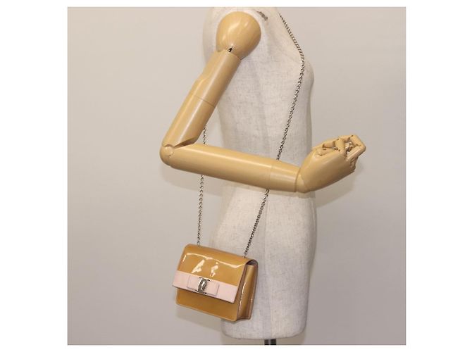 Borsa a Spalla Chain Vala Smalto Beige Argento Auth 143357 di Salvatore Ferragamo - vista 22