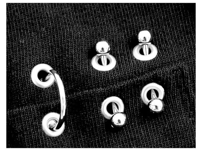 Camiseta Top Piercing Sacai Negro - vista 4