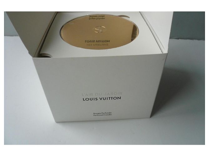 LOUIS VUITTON Vela perfumada de luxo nova O AR DO JARDIM 220 gramas ESGOTADO Branco - vista 3