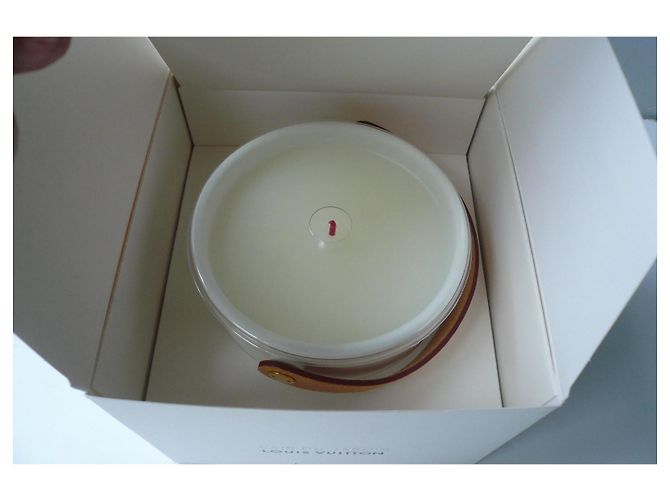 LOUIS VUITTON Vela perfumada de luxo nova O AR DO JARDIM 220 gramas ESGOTADO Branco - vista 4