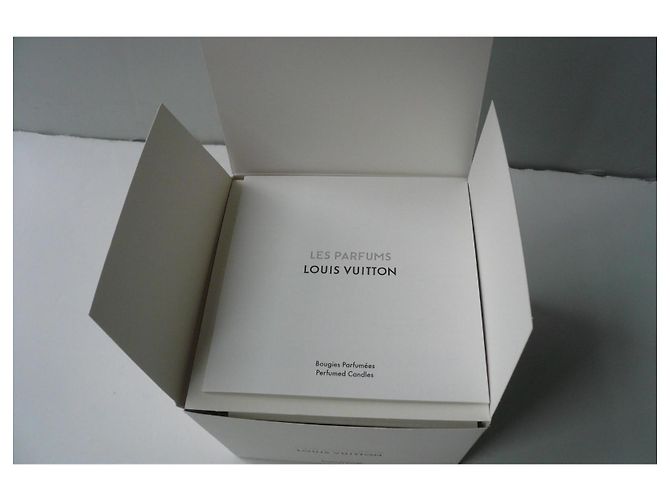 LOUIS VUITTON Vela perfumada de luxo nova O AR DO JARDIM 220 gramas ESGOTADO Branco - vista 6
