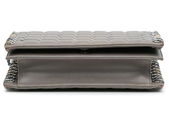 Chanel Borsa Piccola in Pelle di Agnello Grigia Chocolate Bar CC con Borchie e Catena Marrone - vista 3