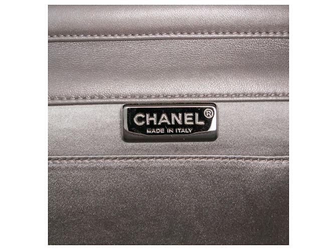 Chanel Borsa Piccola in Pelle di Agnello Grigia Chocolate Bar CC con Borchie e Catena Marrone - vista 5