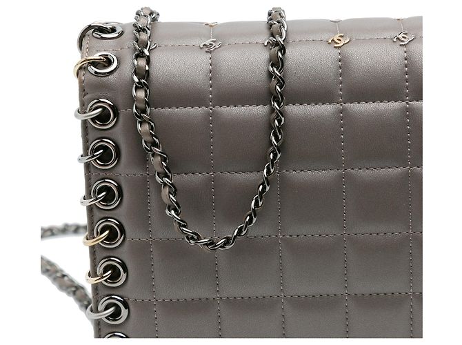 Chanel Borsa Piccola in Pelle di Agnello Grigia Chocolate Bar CC con Borchie e Catena Marrone - vista 8