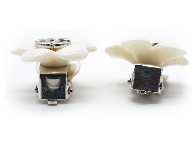 Chanel Orecchini Clip Logo CC Fiori Bianchi Bianco - vista 3