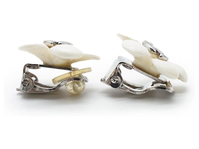 Chanel Orecchini Clip Logo CC Fiori Bianchi Bianco - vista 4