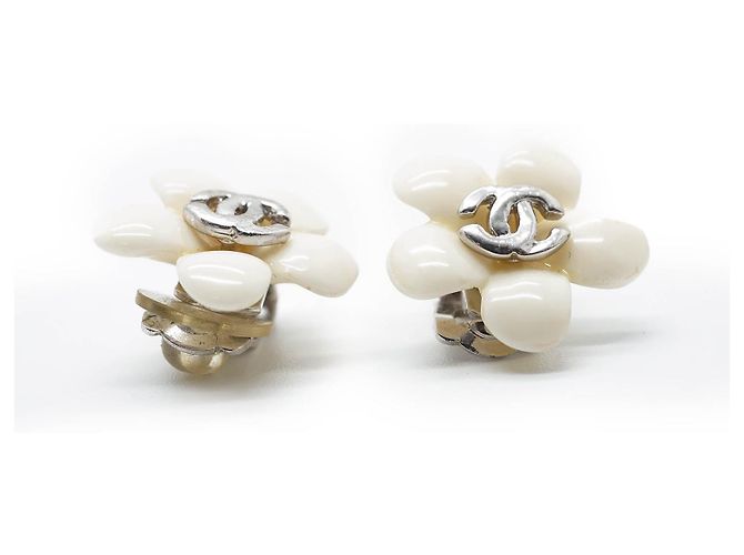 Chanel Orecchini Clip Logo CC Fiori Bianchi Bianco - vista 5