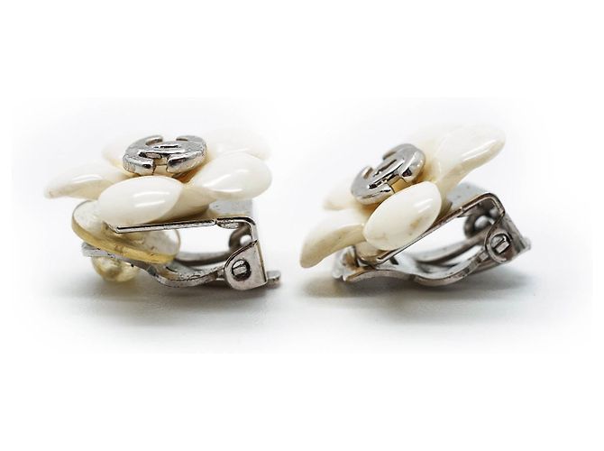 Chanel Orecchini Clip Logo CC Fiori Bianchi Bianco - vista 6