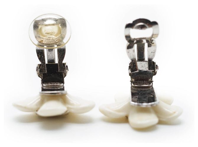 Chanel Orecchini Clip Logo CC Fiori Bianchi Bianco - vista 7