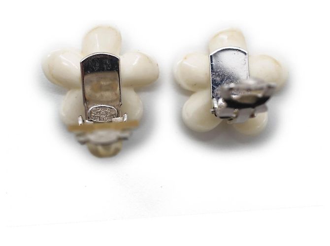 Chanel Orecchini Clip Logo CC Fiori Bianchi Bianco - vista 8