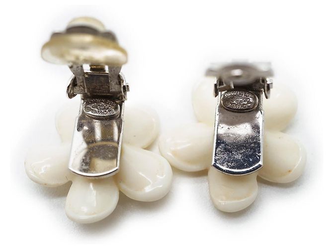 Chanel Orecchini Clip Logo CC Fiori Bianchi Bianco - vista 9