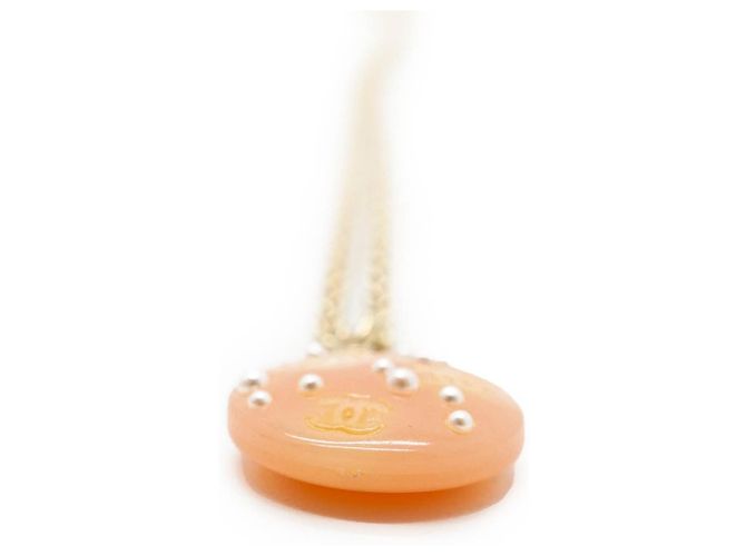 Chanel Collana a catena con pendente rotondo in perle e logo CC D'oro - vista 4