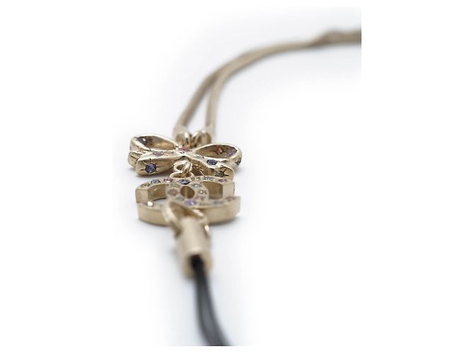Chanel Multicolorierter CC Schleifenanhänger aus Strass Golden - Ansicht 8