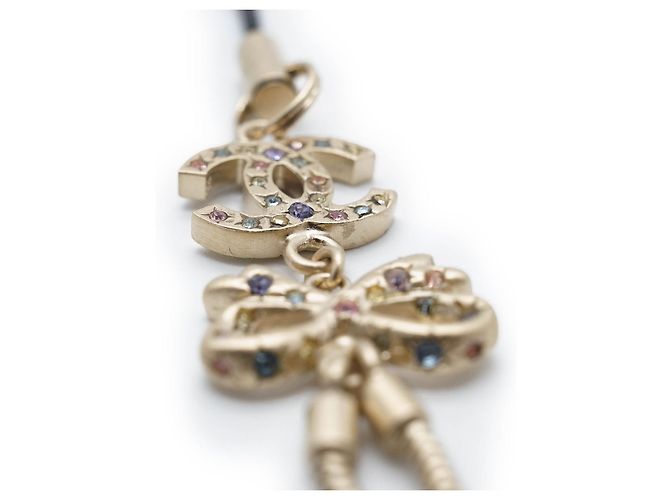 Chanel Multicolorierter CC Schleifenanhänger aus Strass Golden - Ansicht 9