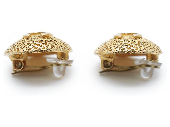 Chanel Orecchini a clip rotondi in dome testurizzato con logo CC GP D'oro - vista 4