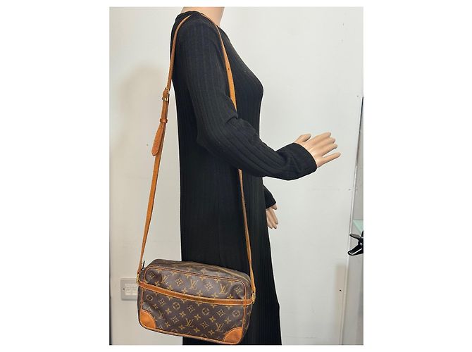 Borsa a spalla Louis Vuitton in pelle marrone 270 - vista 11