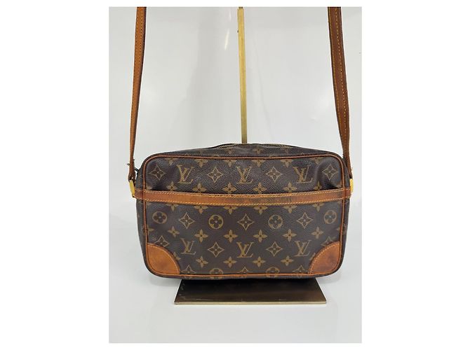 Borsa a spalla Louis Vuitton in pelle marrone 270 - vista 3