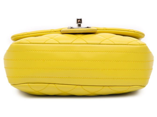 Coco rain Chanel Giallo Parigi Seoul Piccolo Flap in Gomma Coco Pioggia - vista 3