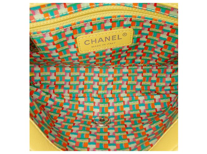 Coco rain Chanel Giallo Parigi Seoul Piccolo Flap in Gomma Coco Pioggia - vista 4