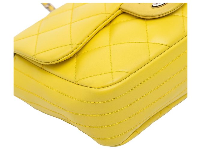 Coco rain Chanel Giallo Parigi Seoul Piccolo Flap in Gomma Coco Pioggia - vista 7