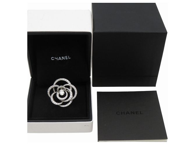 CHANEL Kamelien-Ovalring aus Weißgold - Ansicht 2