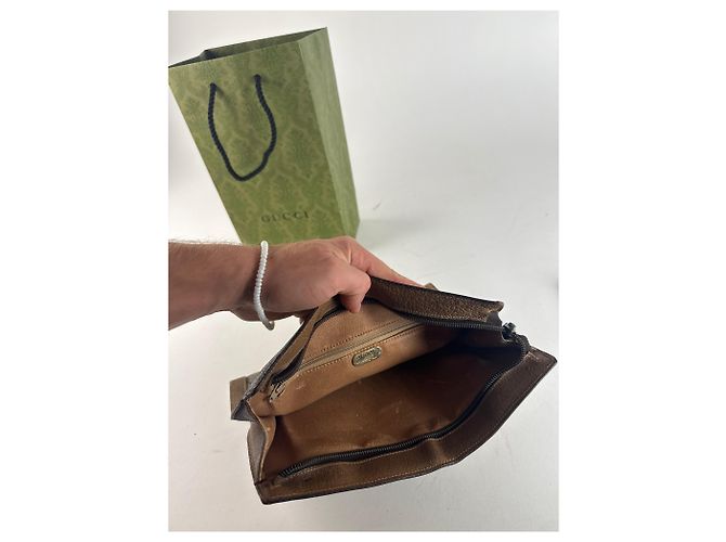 Clutch Vintage Gucci Plus Monogramma Grigio Marrone - vista 3