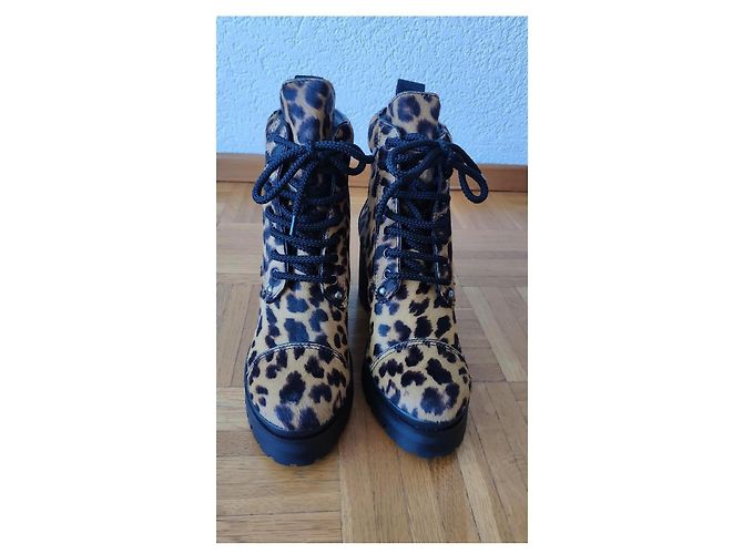 MIU MIU STIVALETTI ALLACCIATI IN PELLE DI CAVALINO. Multicolore - vista 2