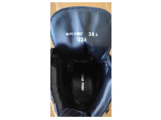 MIU MIU STIVALETTI ALLACCIATI IN PELLE DI CAVALINO. Multicolore - vista 3