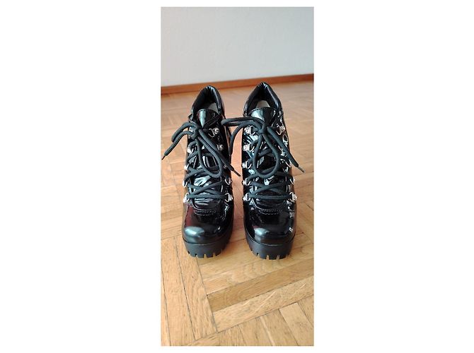 BOTINES DE CUERO LACADO 'SAINT MORITZ' DE DSQUARED2. Negro - vista 3
