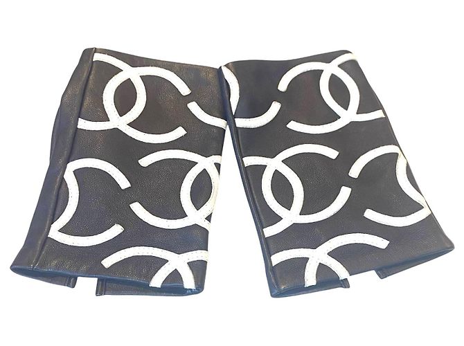 Luvas sem dedos em couro preto e branco com logo CC completo Chanel 22S 7.5 - vista 4