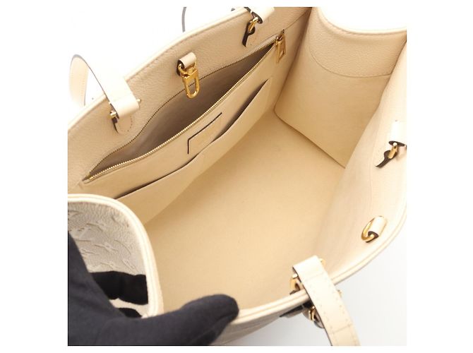 Borsa tote Louis Vuitton OnTheGo MM in pelle Monogram Empreinte Bianco Crudo - vista 3