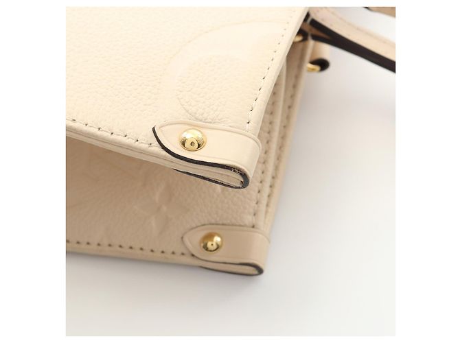 Borsa tote Louis Vuitton OnTheGo MM in pelle Monogram Empreinte Bianco Crudo - vista 7